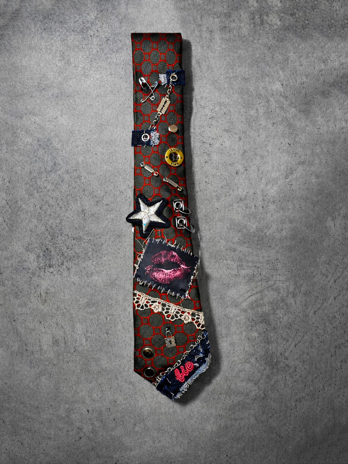 Rouge Riot Tie – Drap